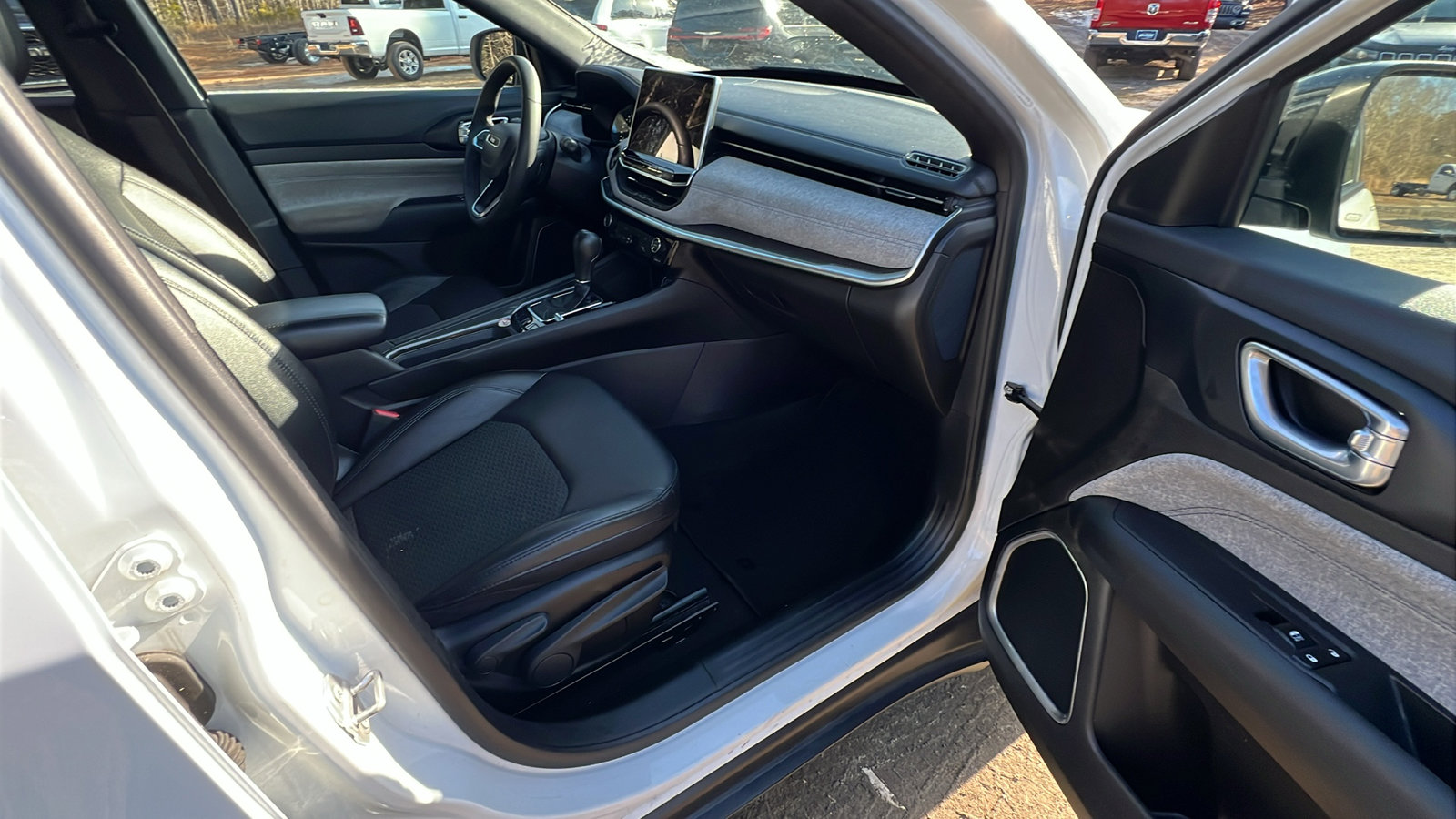 Used 2024 Jeep Compass Latitude image 19