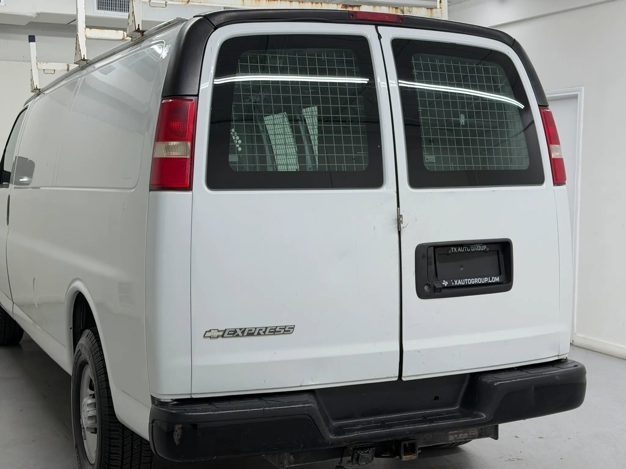 Used 2018 Chevrolet Express 3500 Extended w/ Driver Convenience Package RWD image 25