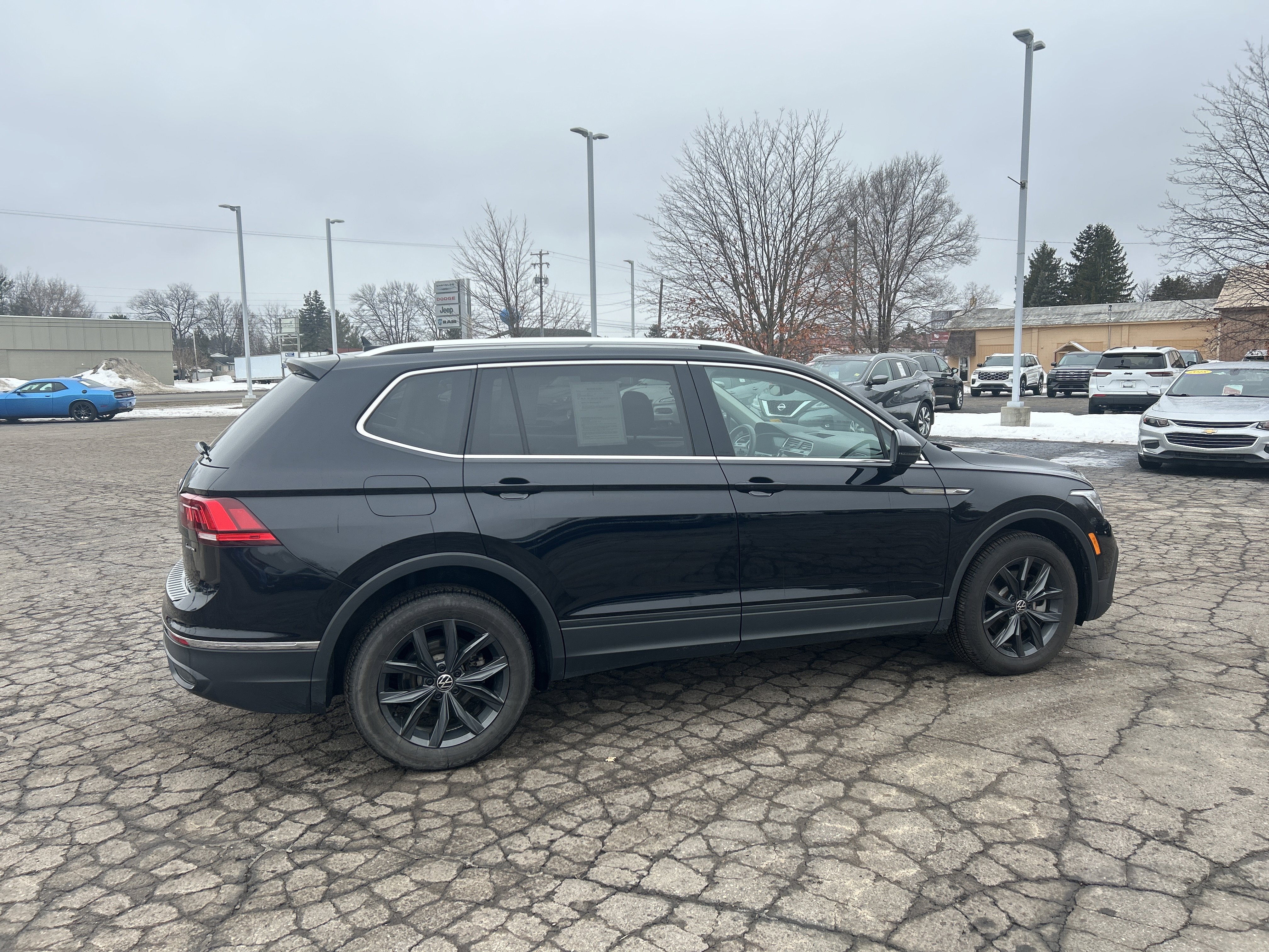 Used 2024 Volkswagen Tiguan SE image 3