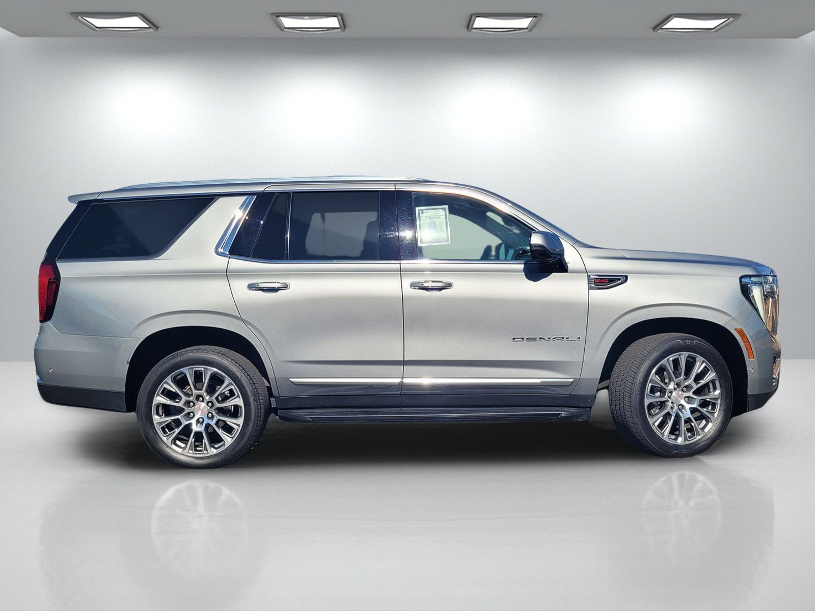 Used 2025 GMC Yukon Denali AWD/4WD image 3