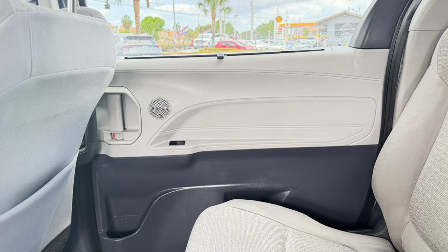 Used 2022 Toyota Sienna LE FWD image 21