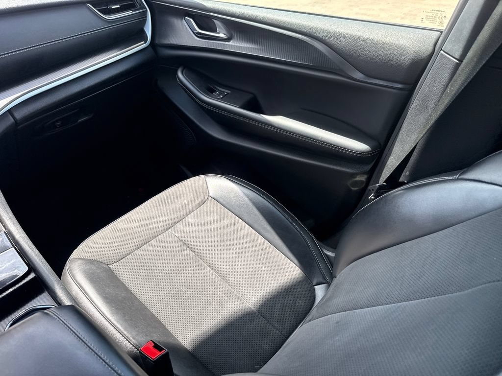Used 2024 Jeep Grand Cherokee Altitude RWD image 15