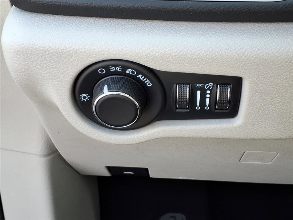 Used 2023 Chrysler Voyager LX image 22