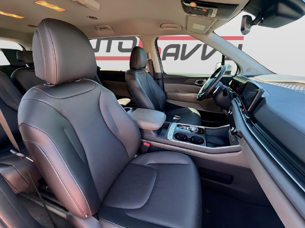 Used 2025 Kia Carnival EX FWD image 29