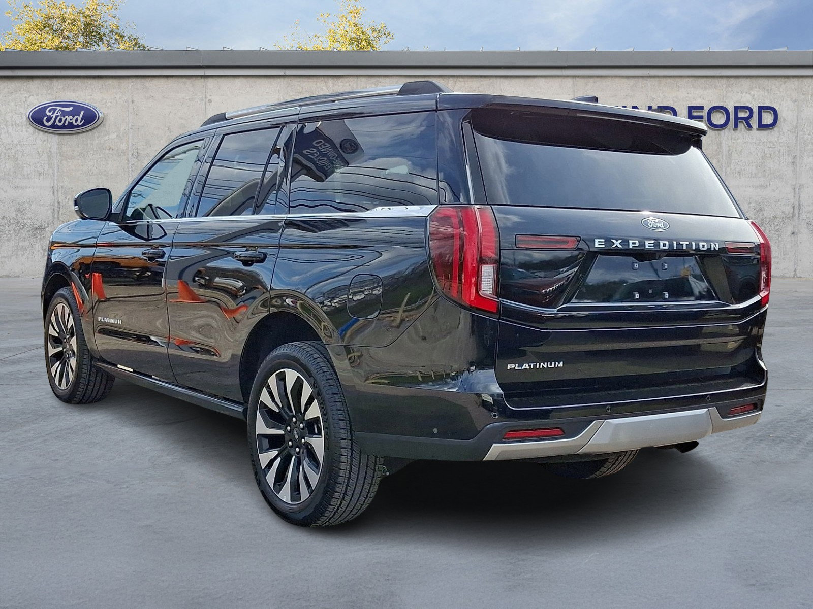 Used 2025 Ford Expedition Platinum w/ Driver's Package image 4