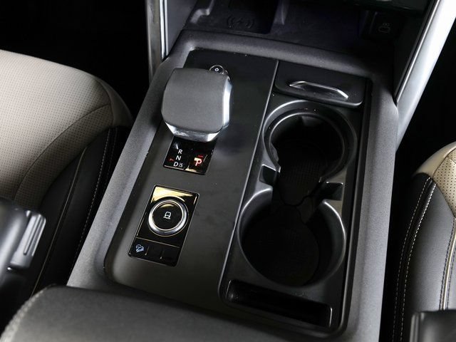 Used 2024 Land Rover Discovery Dynamic SE AWD/4WD image 15