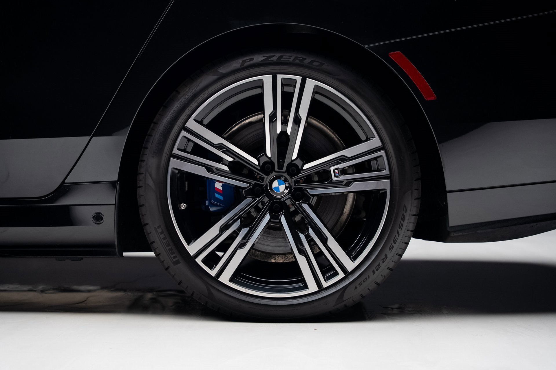 Used 2023 BMW i7 xDrive60 w/ Executive Package 2 image 21