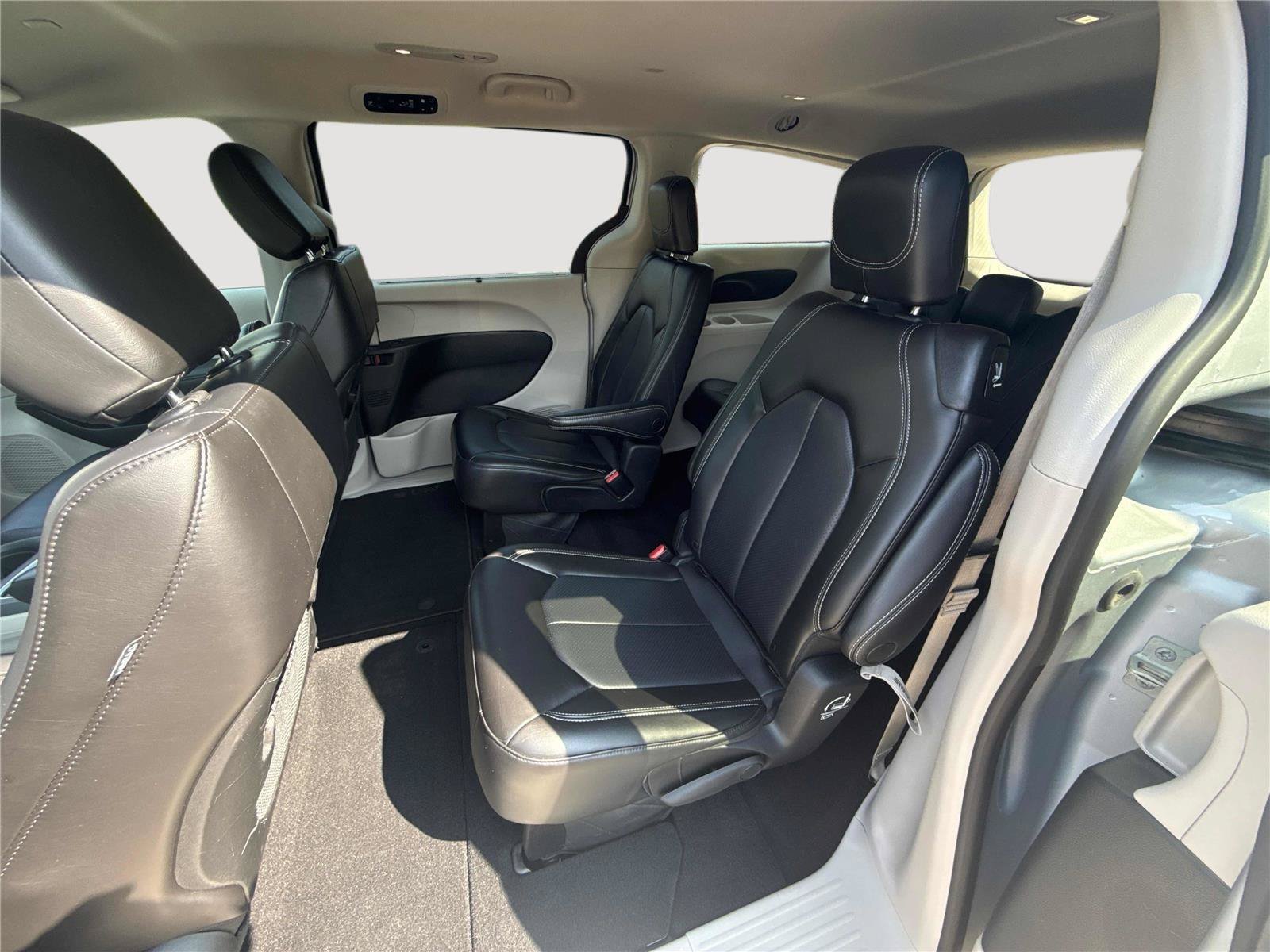 Used 2023 Chrysler Pacifica Touring-L FWD image 12