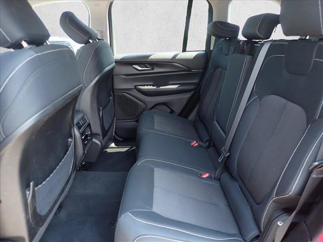 Used 2024 Jeep Grand Cherokee Laredo AWD/4WD image 9