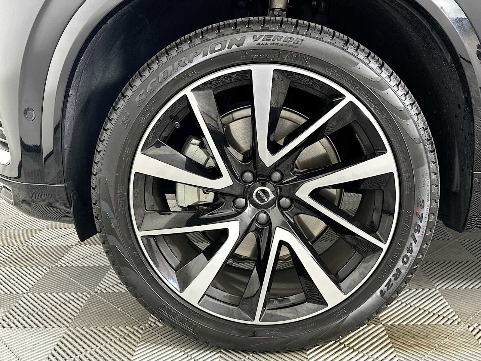 Used 2025 Volvo XC90 B5 Plus w/ Protection Package Premier image 31