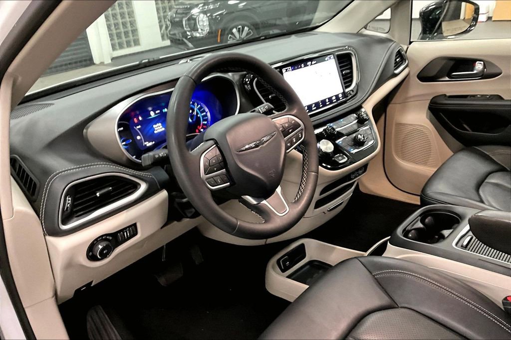Used 2024 Chrysler Pacifica Select image 17
