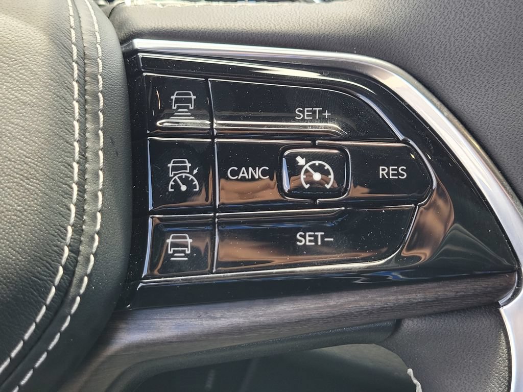 Used 2022 Jeep Grand Cherokee Overland w/ MOPAR Finishing Package AWD/4WD image 25