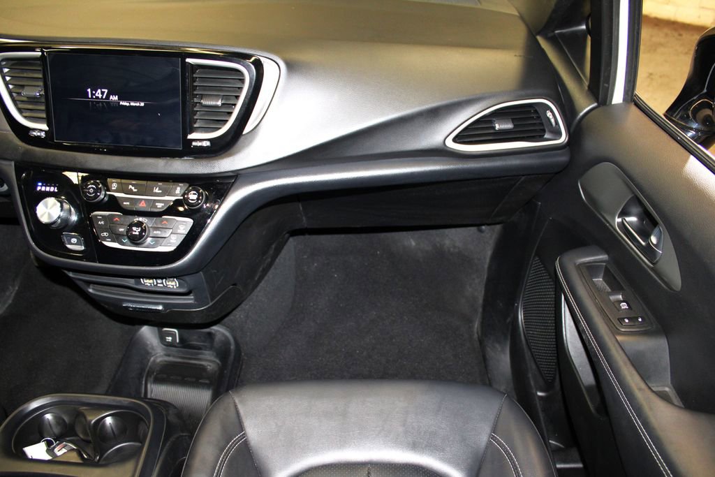 Used 2025 Chrysler Pacifica Select image 31