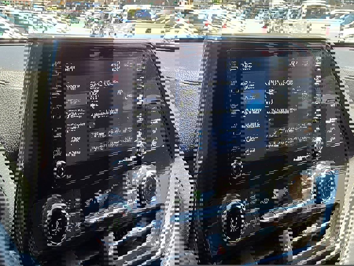 Used 2021 Toyota Highlander LE image 39