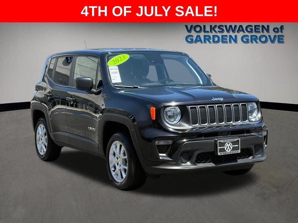 Used 2023 Jeep Renegade Latitude AWD/4WD image 2