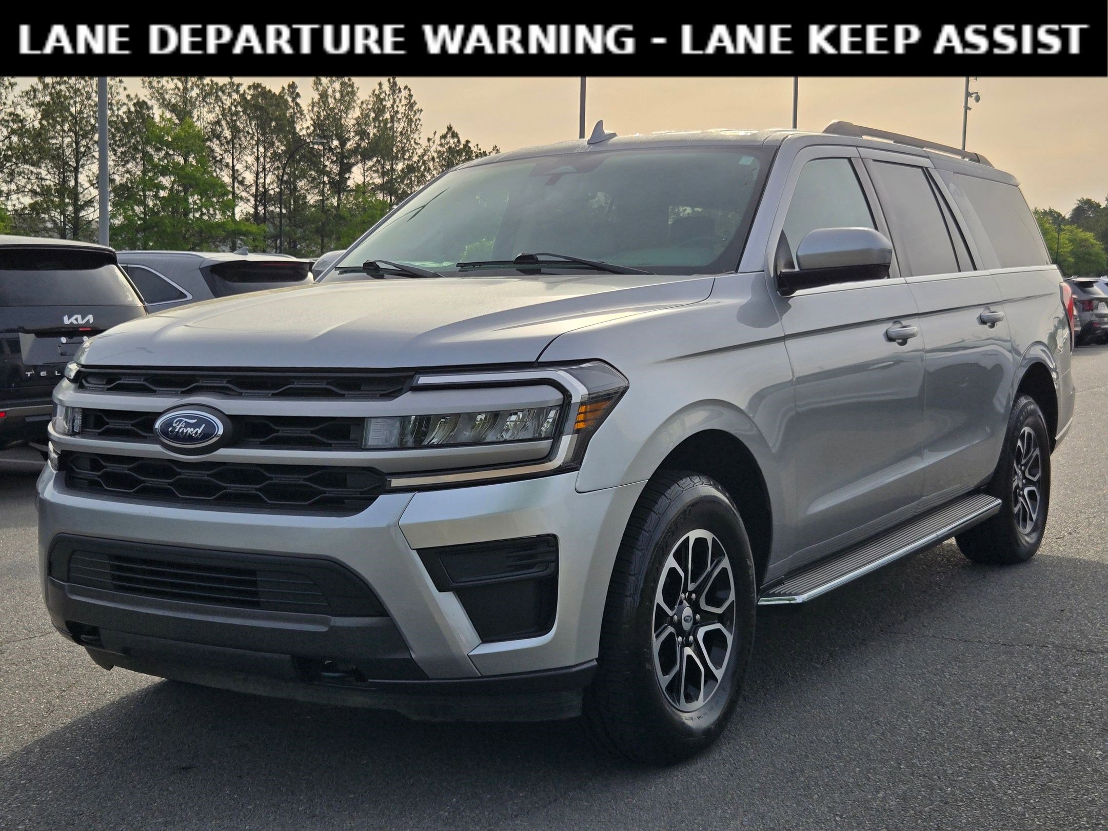 Used 2023 Ford Expedition Max XLT image 3