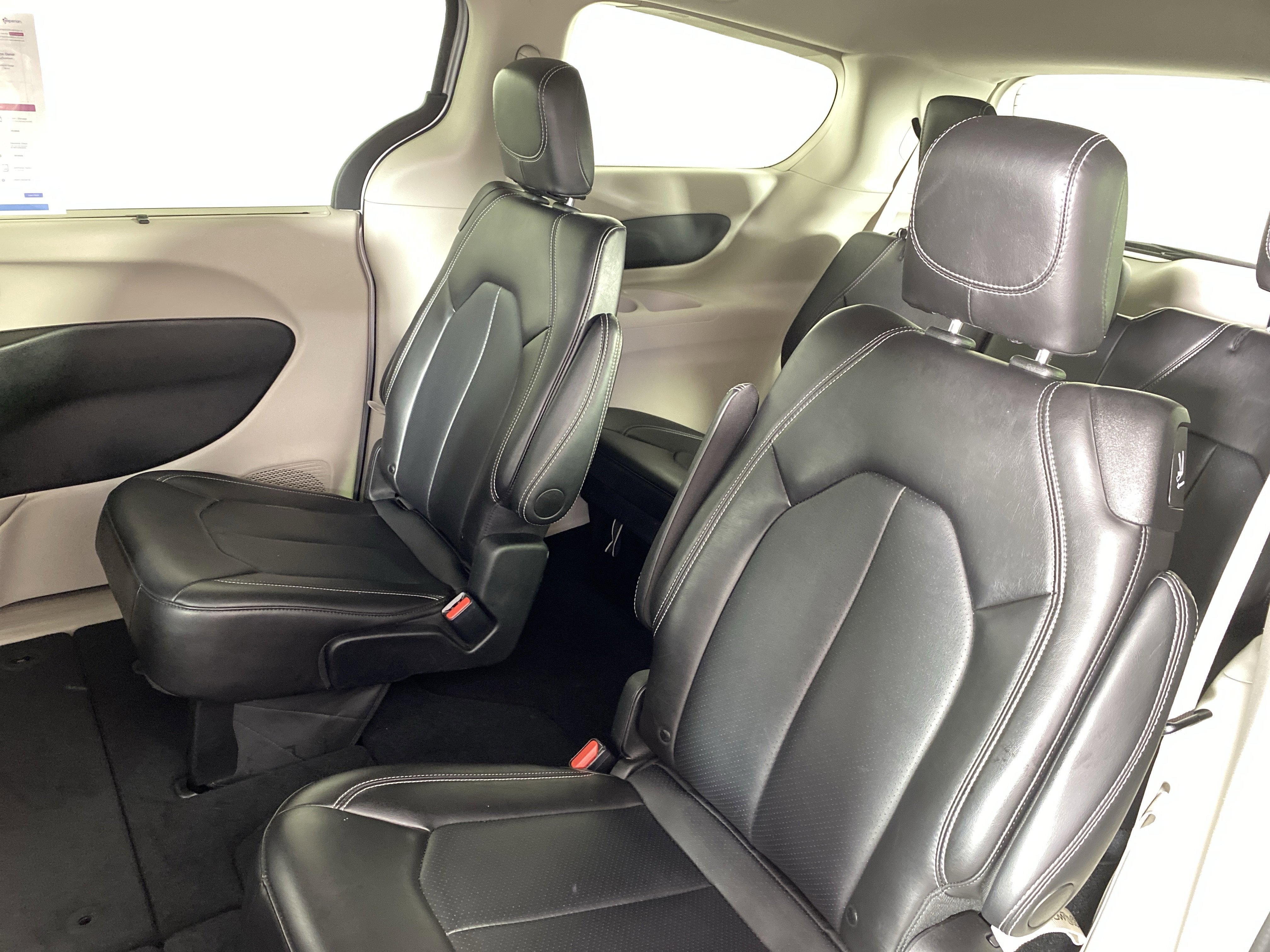 Used 2024 Chrysler Pacifica Touring-L image 32