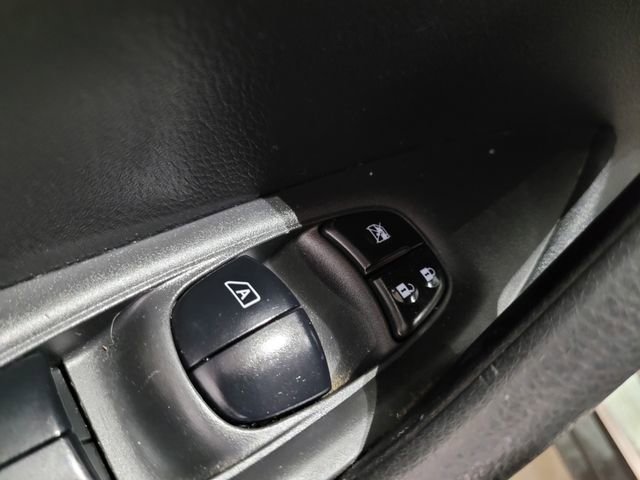 Used 2016 Nissan Rogue SV image 34