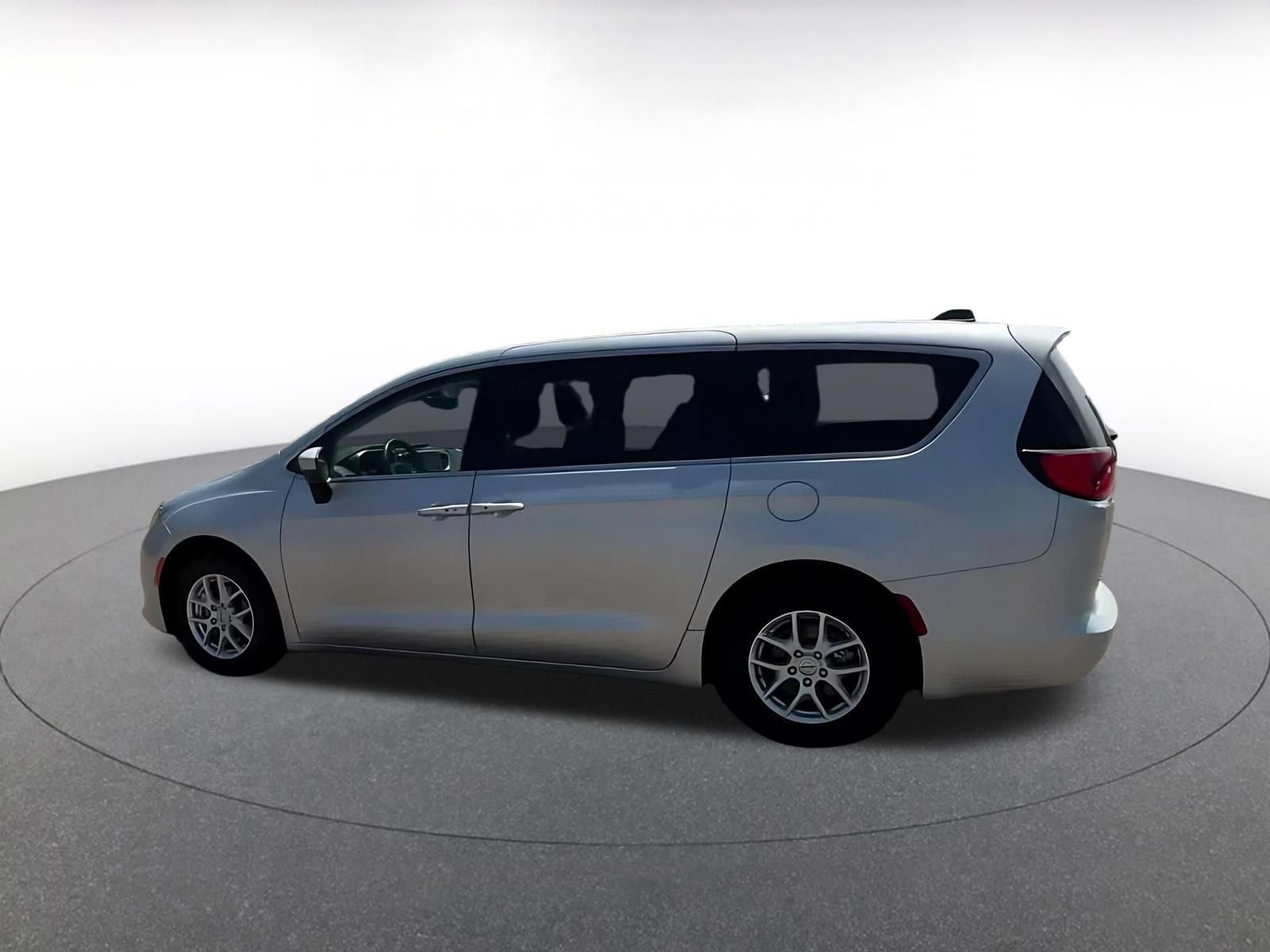 Used 2023 Chrysler Voyager LX FWD image 9