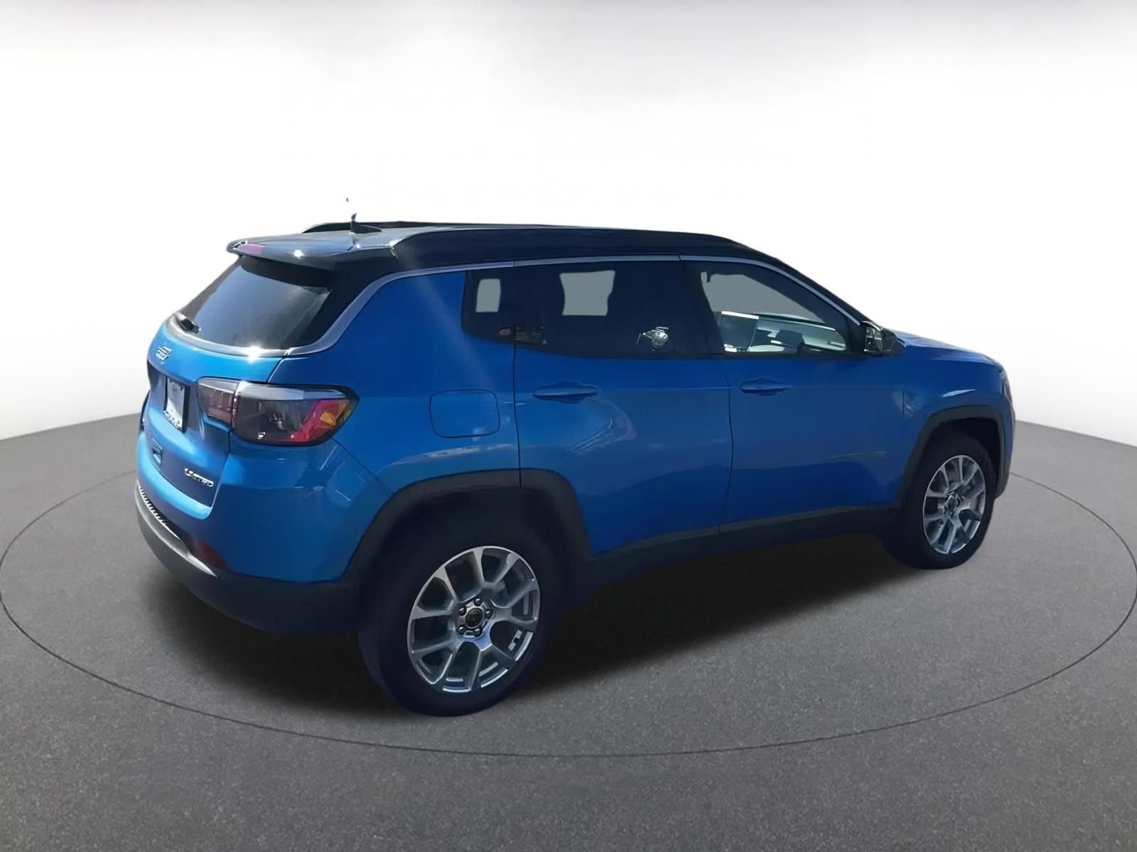 Used 2025 Jeep Compass Limited image 15