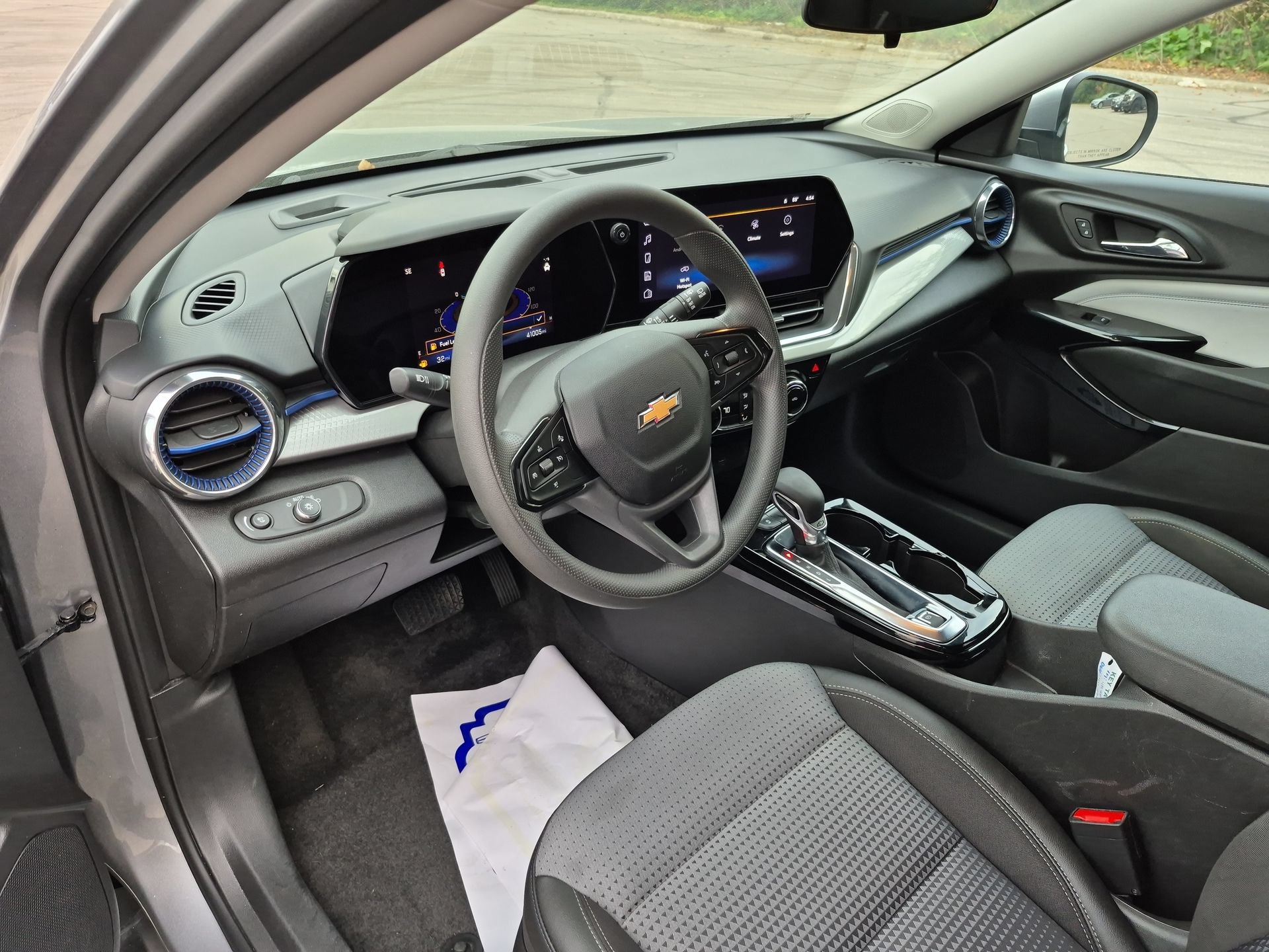 Used 2025 Chevrolet Trax LT FWD image 11
