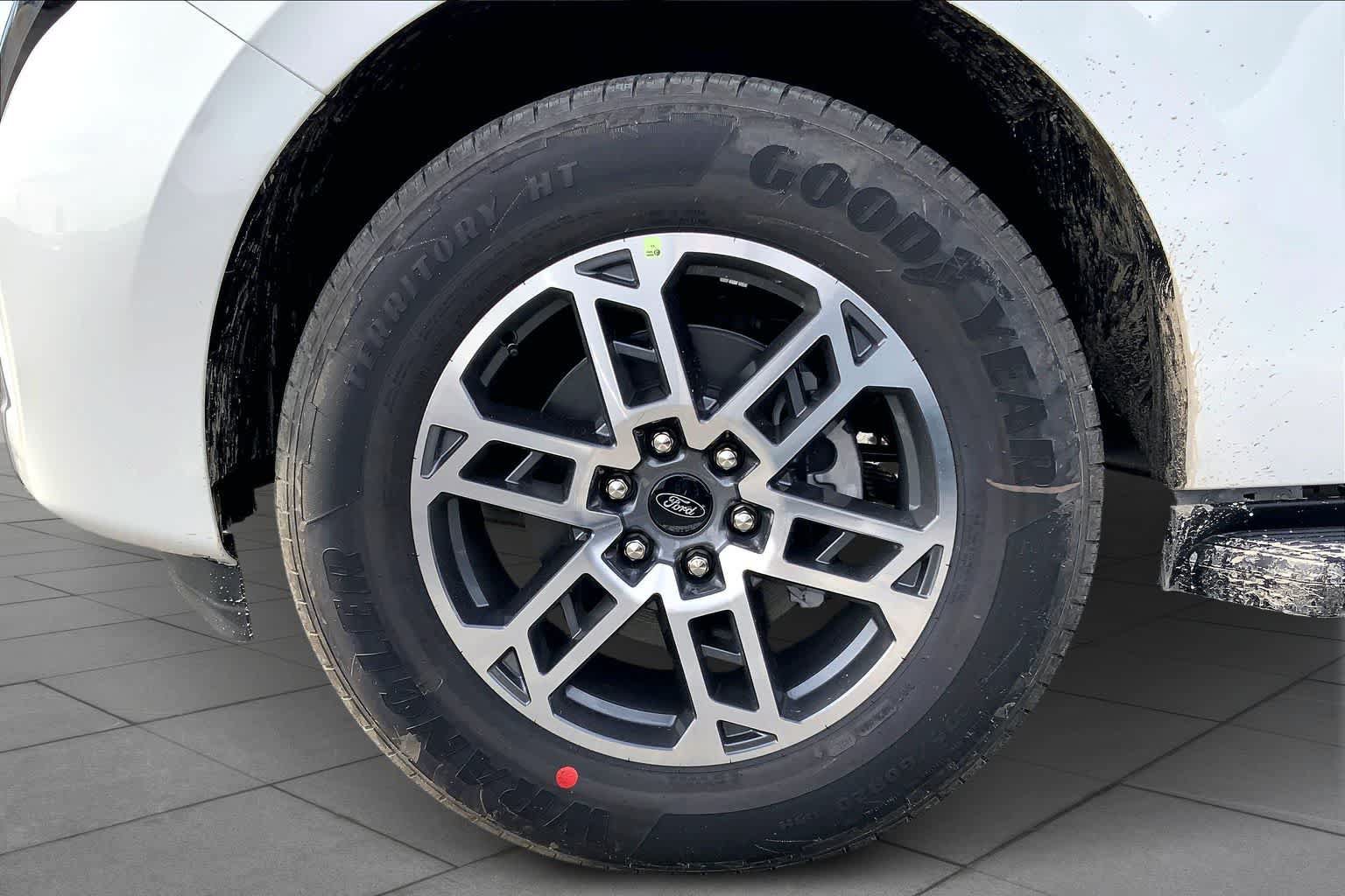 Used 2026 Ford Expedition Active RWD image 8