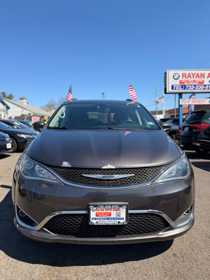 Used 2019 Chrysler Pacifica Touring-L image 2