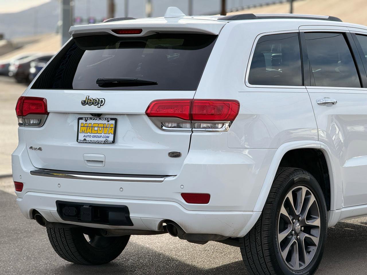 Used 2018 Jeep Grand Cherokee Overland AWD/4WD image 9