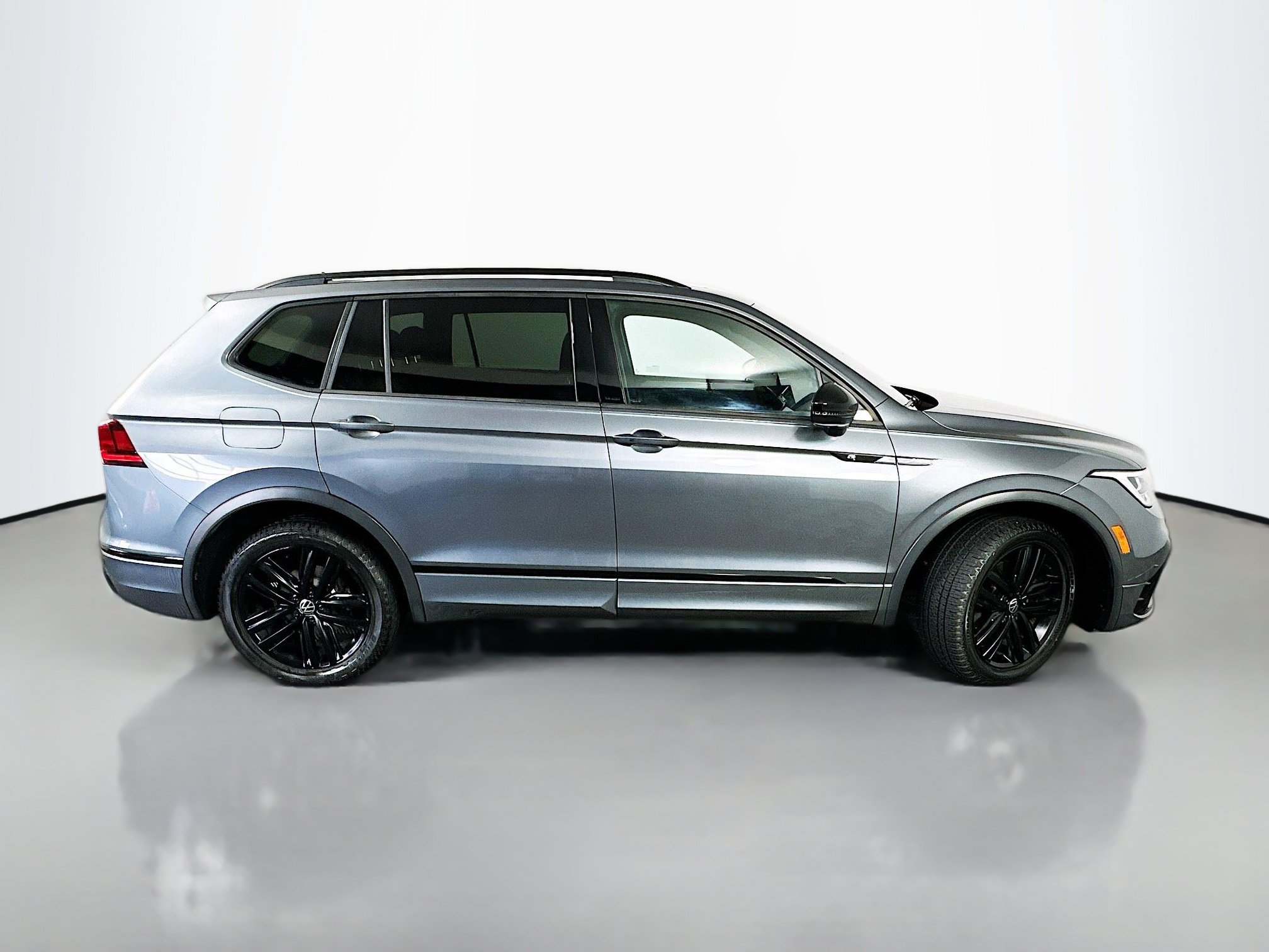Used 2022 Volkswagen Tiguan SE R-Line AWD/4WD image 8