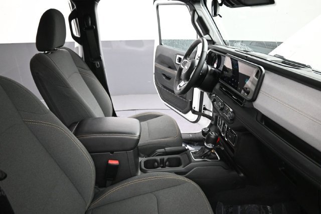 Used 2025 Jeep Wrangler Unlimited Sahara AWD/4WD image 21
