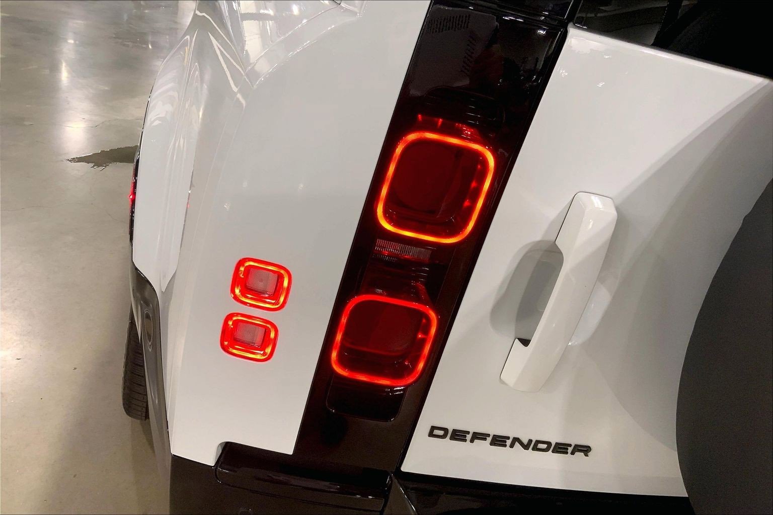 Used 2025 Land Rover Defender 130 X-Dynamic SE image 28