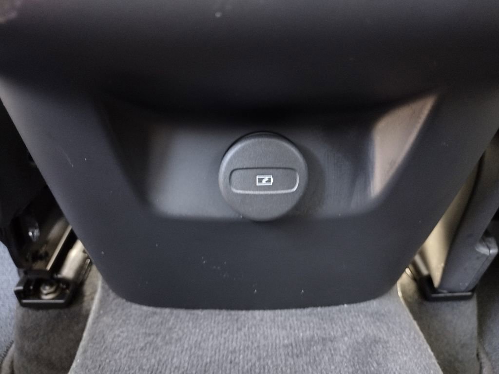 Used 2022 Volvo XC60 B5 Momentum image 23