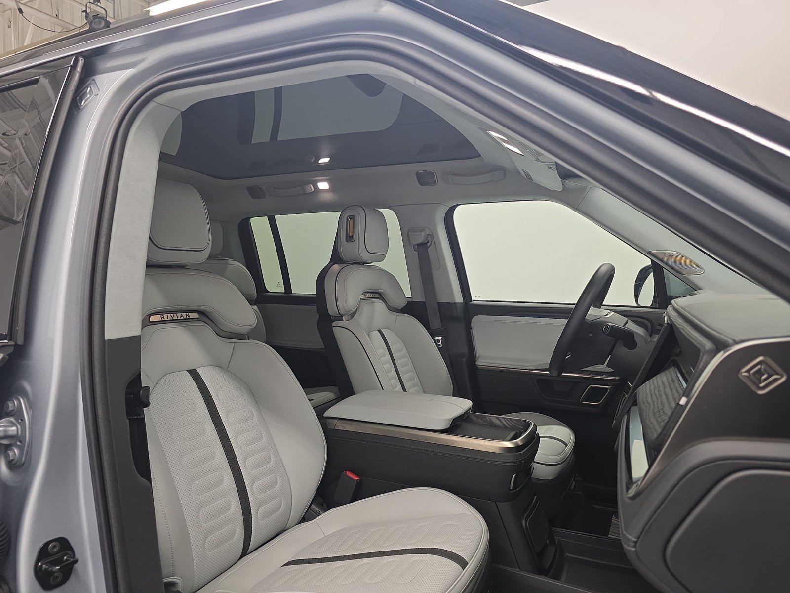 Used 2024 Rivian R1S Adventure AWD/4WD image 24