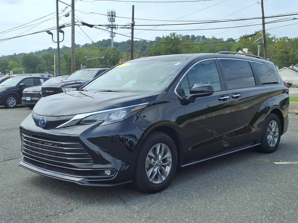 Used 2025 Toyota Sienna XLE FWD image 3