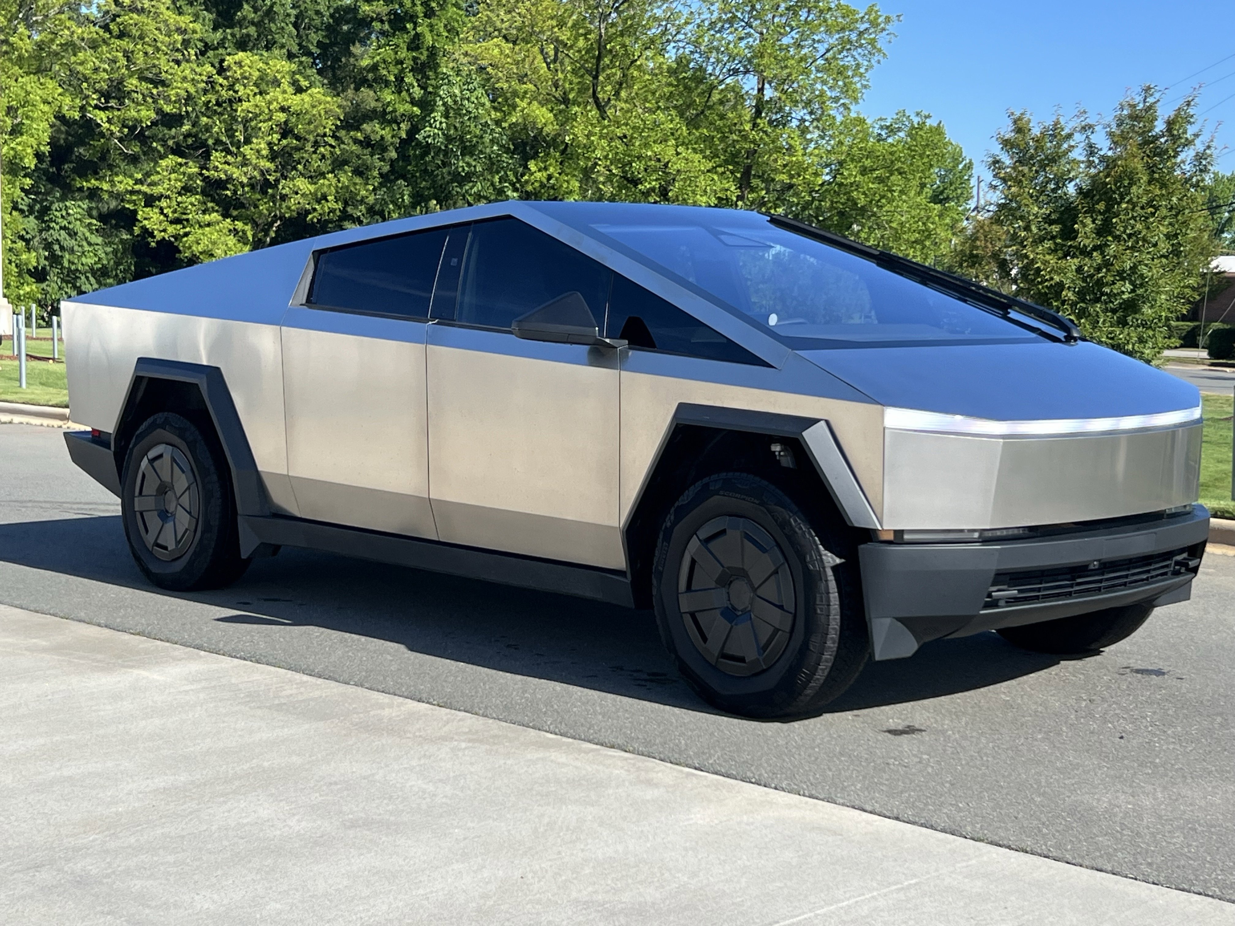 Used 2024 Tesla Cybertruck AWD Crew Cab image 2
