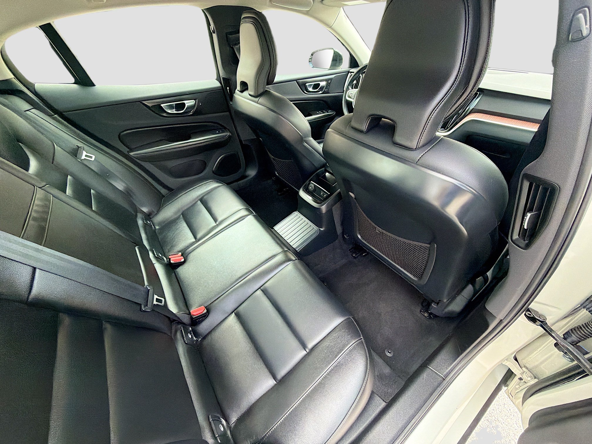 Used 2022 Volvo S60 T8 R-Design Expression w/ Advanced Package AWD/4WD image 28