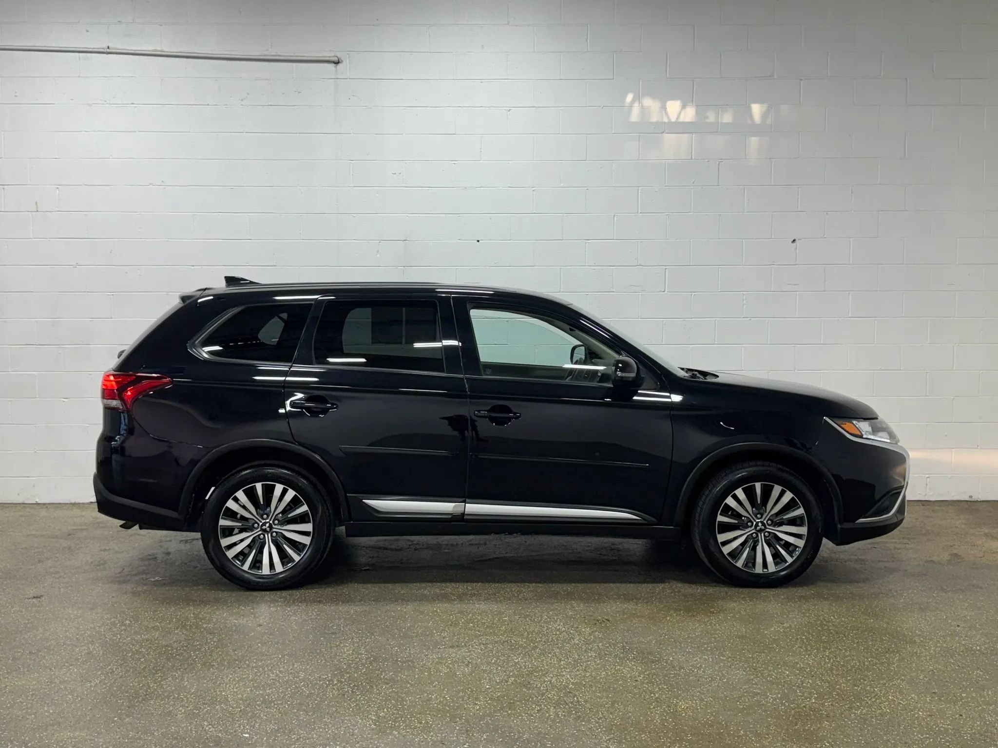 Used 2020 Mitsubishi Outlander SE FWD image 2