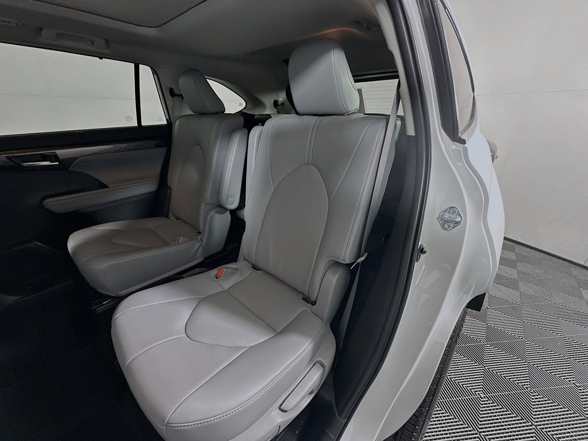 Used 2025 Toyota Highlander Platinum image 26