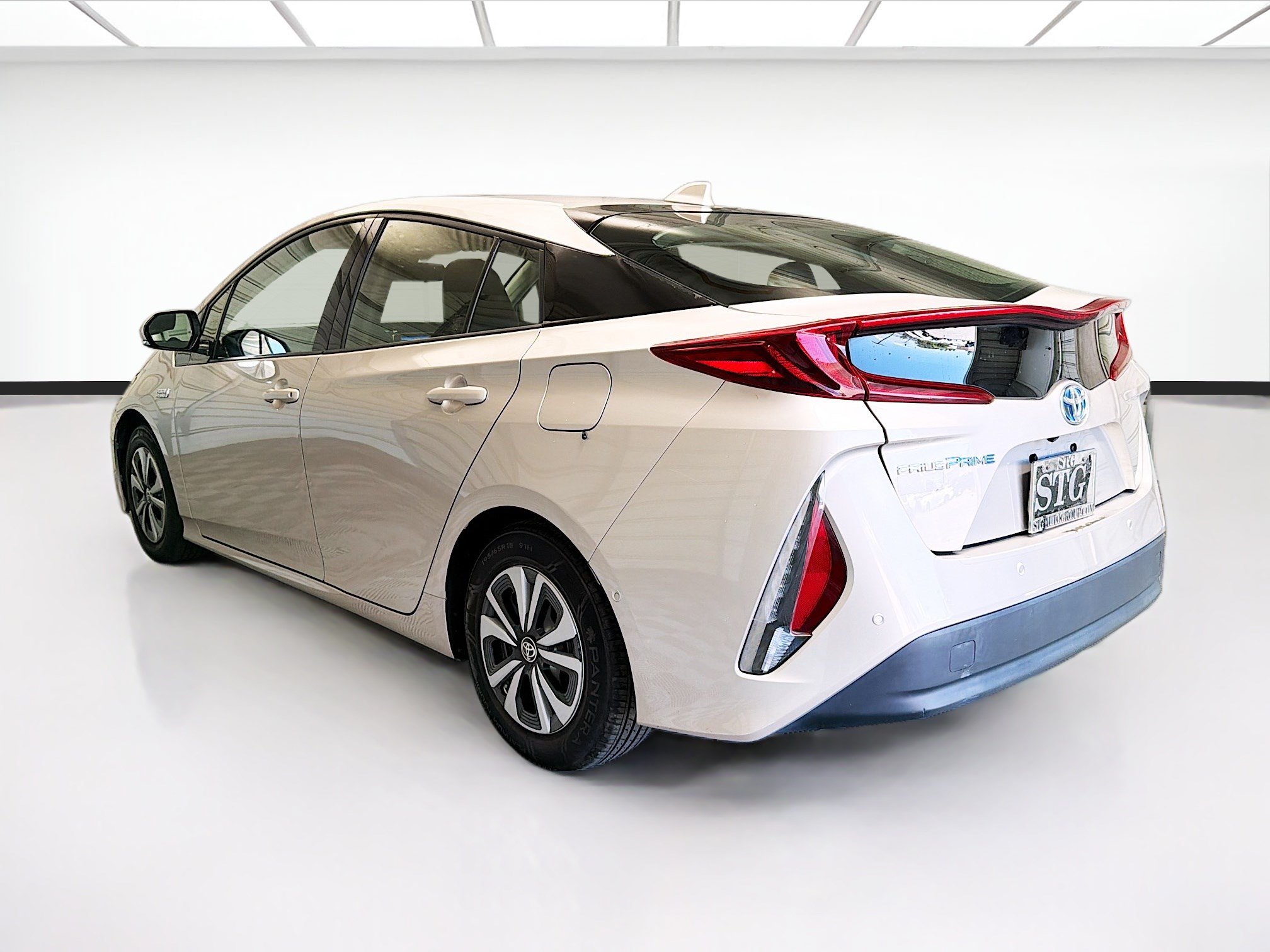 Used 2017 Toyota Prius Prime Advanced w/ Carpet Mat Package FWD image 6