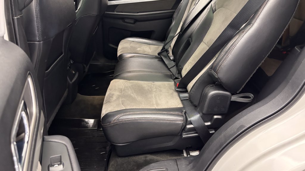 Used 2017 Ford Explorer XLT w/ Equipment Group 202A AWD/4WD image 35