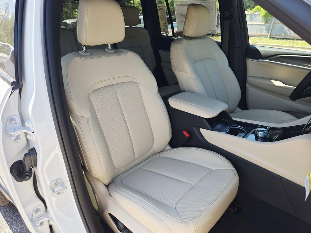 New 2026 Jeep Grand Cherokee Limited w/ Luxury Tech Group II image 16