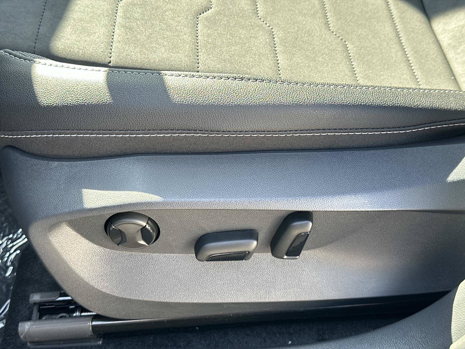 New 2027 Volkswagen Taos SE FWD image 22