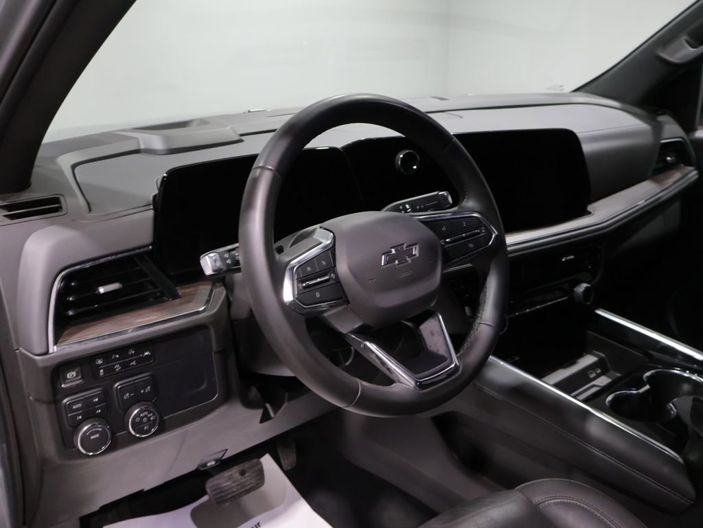 Used 2025 Chevrolet Suburban Z71 image 15