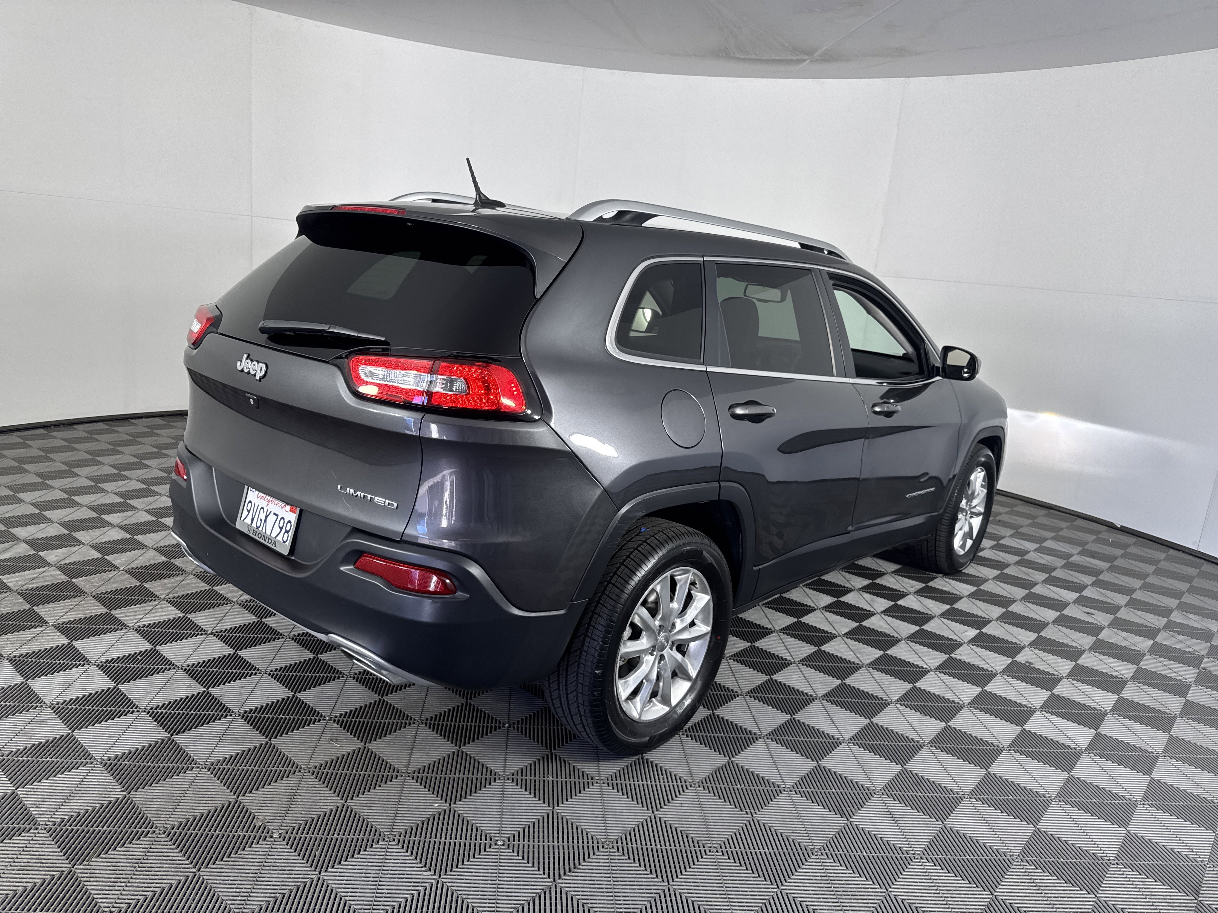 Used 2015 Jeep Cherokee Limited w/ Luxury Group image 4