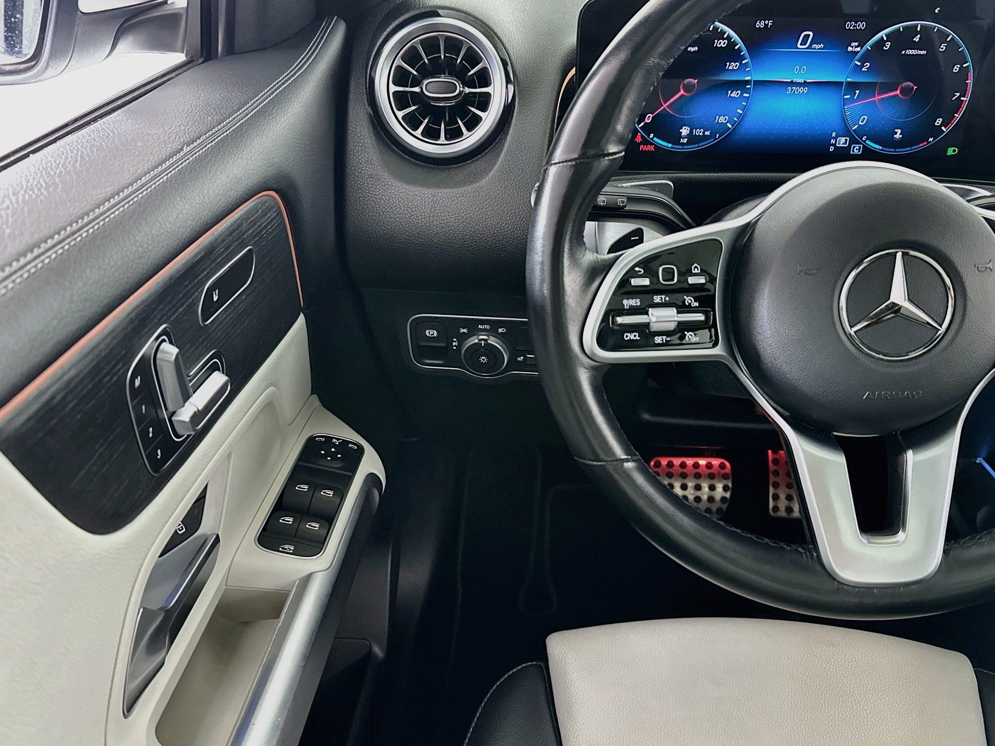 Used 2023 Mercedes-Benz GLB 250 4MATIC w/ AMG Line image 10