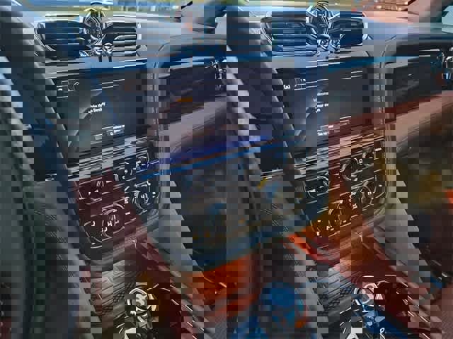 Used 2023 Bentley Bentayga Plug-In Hybrid image 30