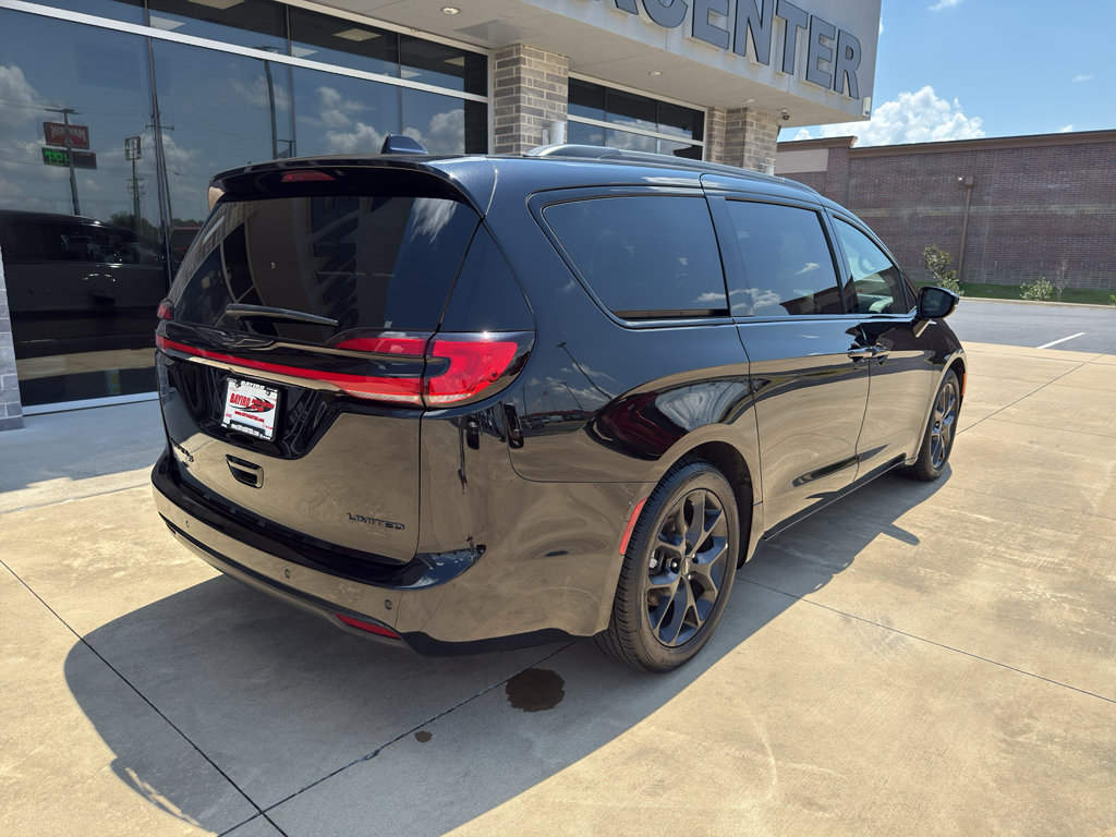 Used 2025 Chrysler Pacifica Limited FWD image 9
