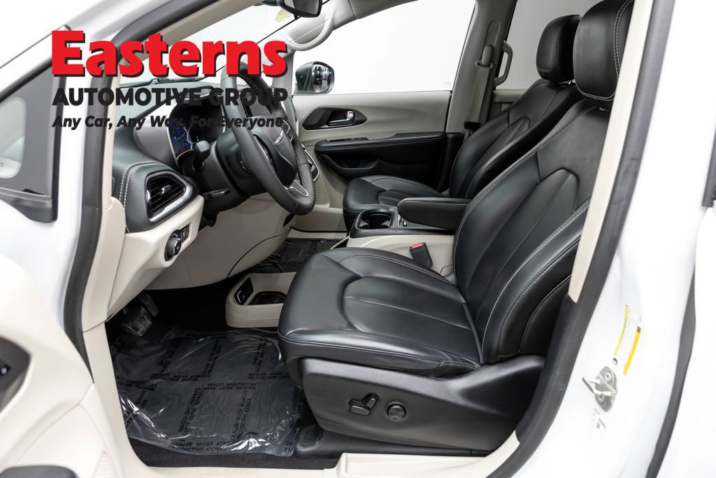 Used 2023 Chrysler Pacifica Touring-L FWD image 14