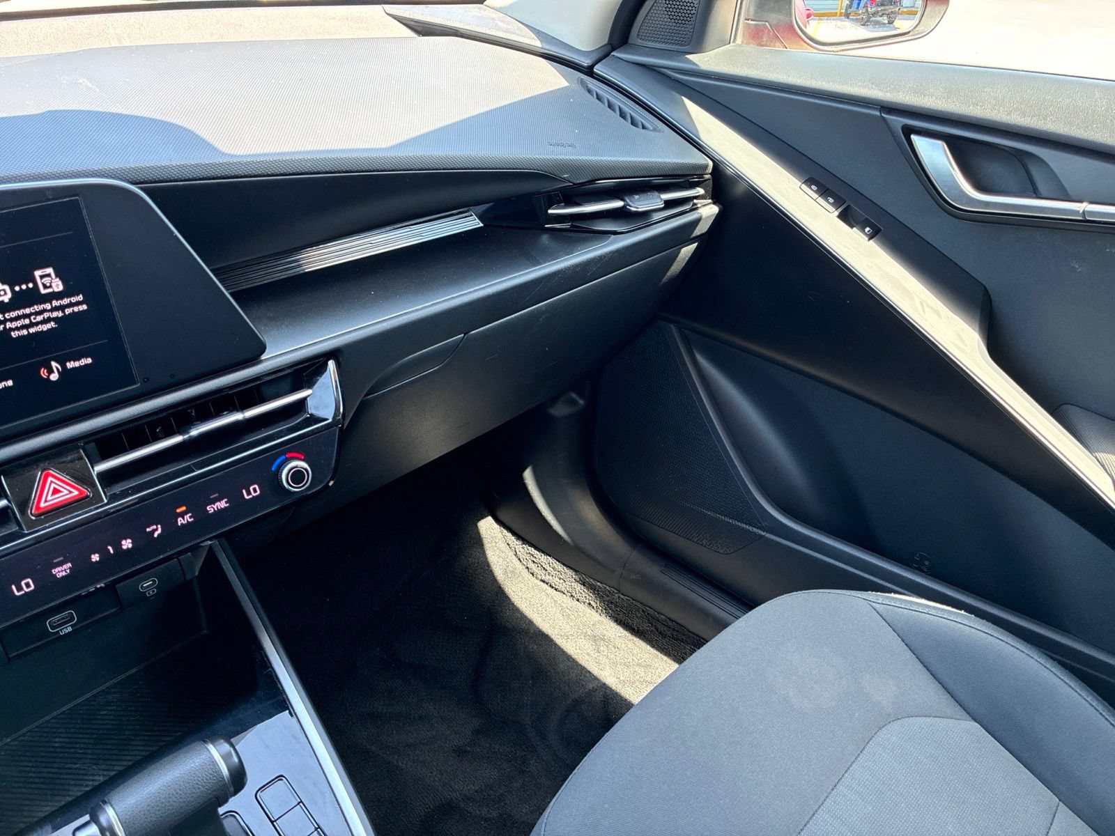 Used 2024 Kia Niro LX FWD image 32