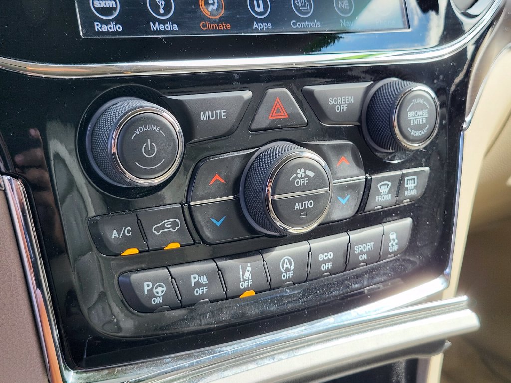 Used 2019 Jeep Grand Cherokee Overland AWD/4WD image 24